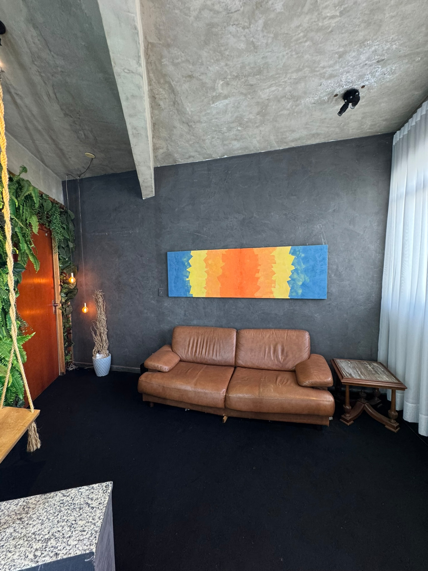 Sofá com quadro — Segundo andar
