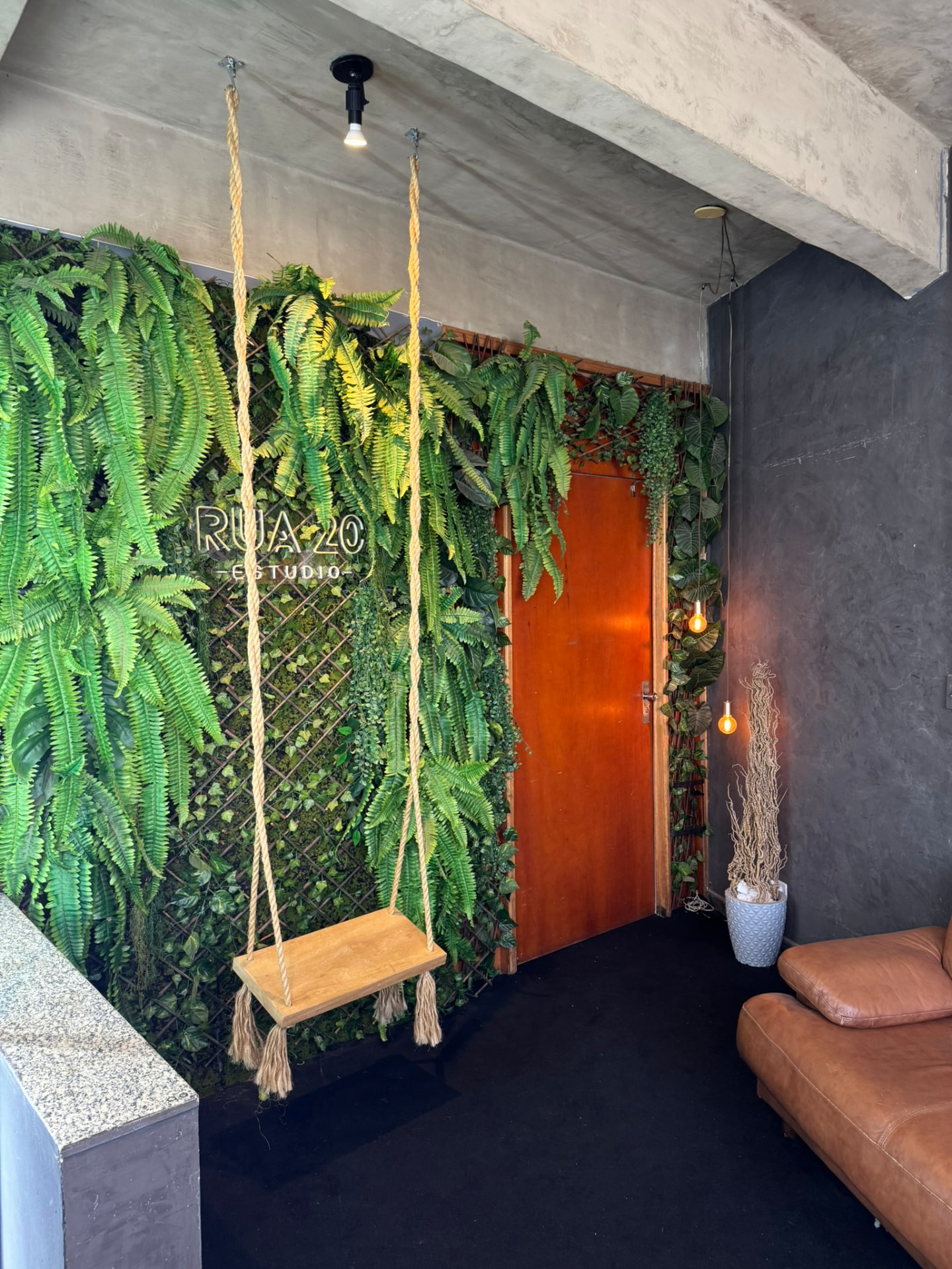 Entrada com jardim vertical e balanço — Segundo andar