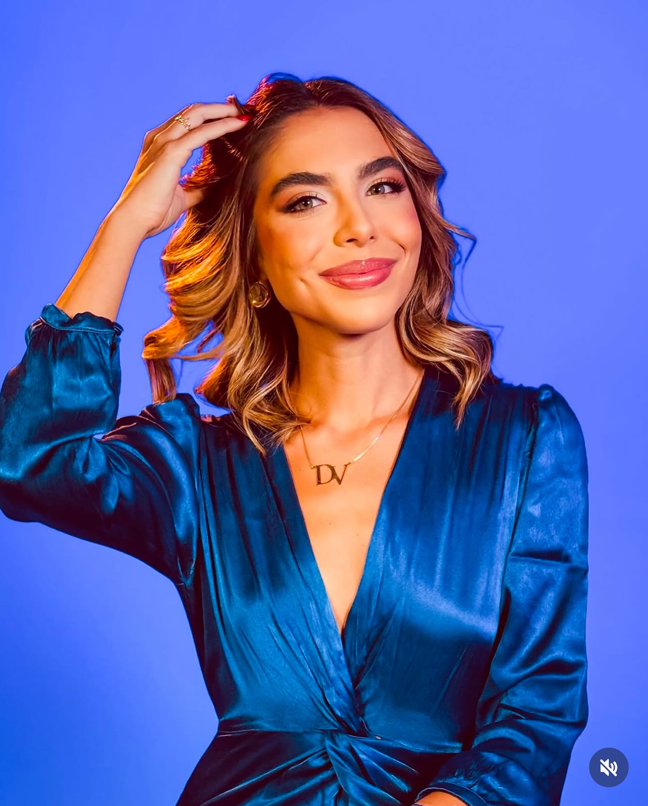 Retrato com vestido azul em fundo colorido