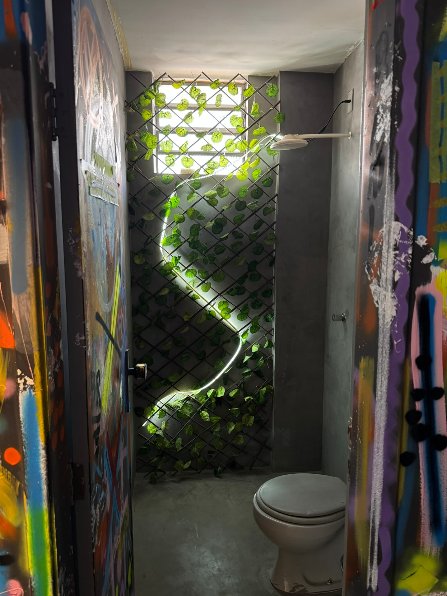 Lavabo grafitado — Segundo andar