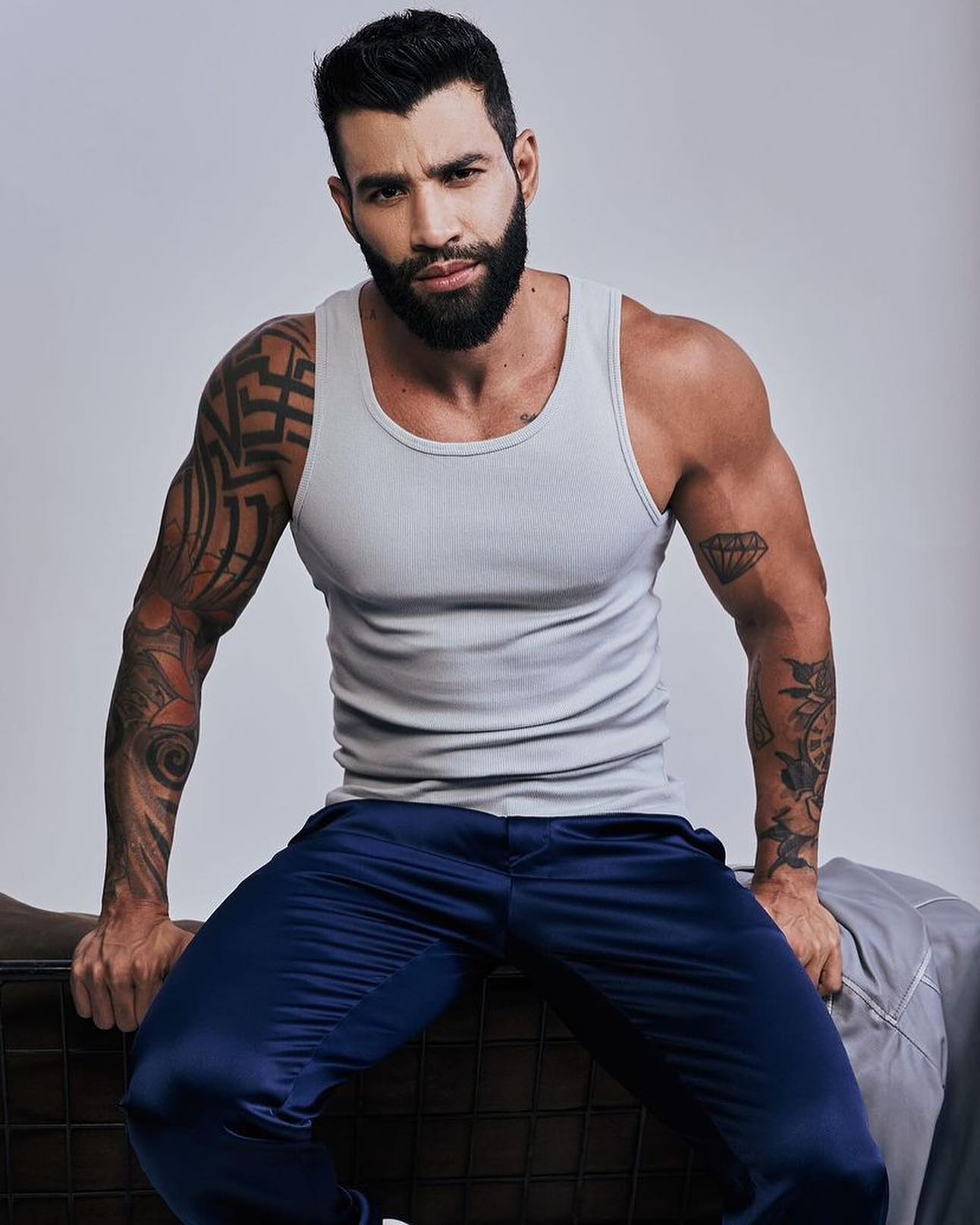 Retrato masculino em fundo claro